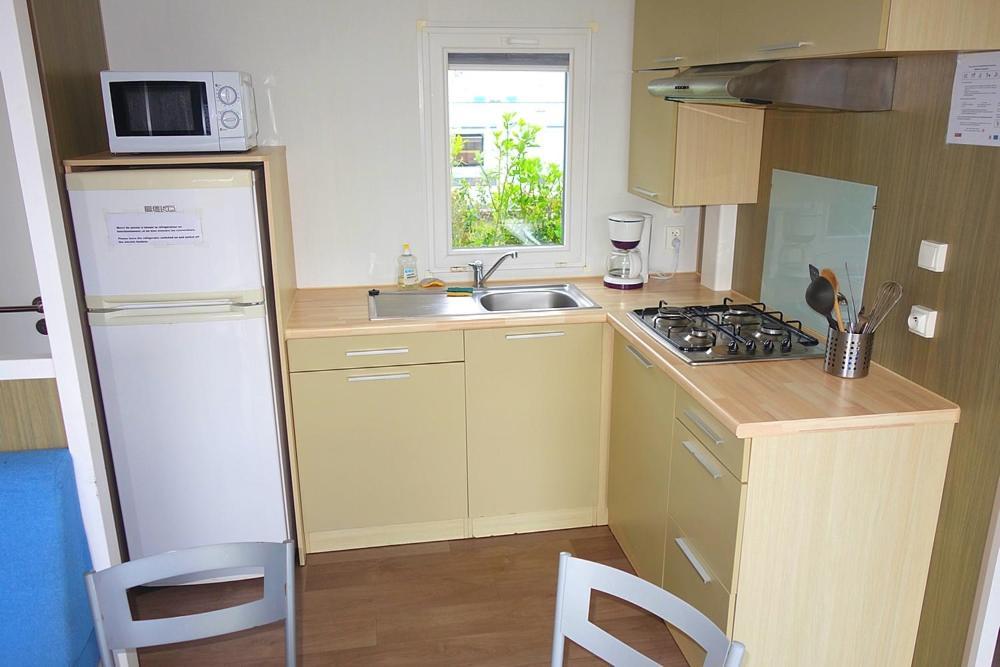 Camping De La Cote Des Legendes Brignogan-Plages Habitación foto
